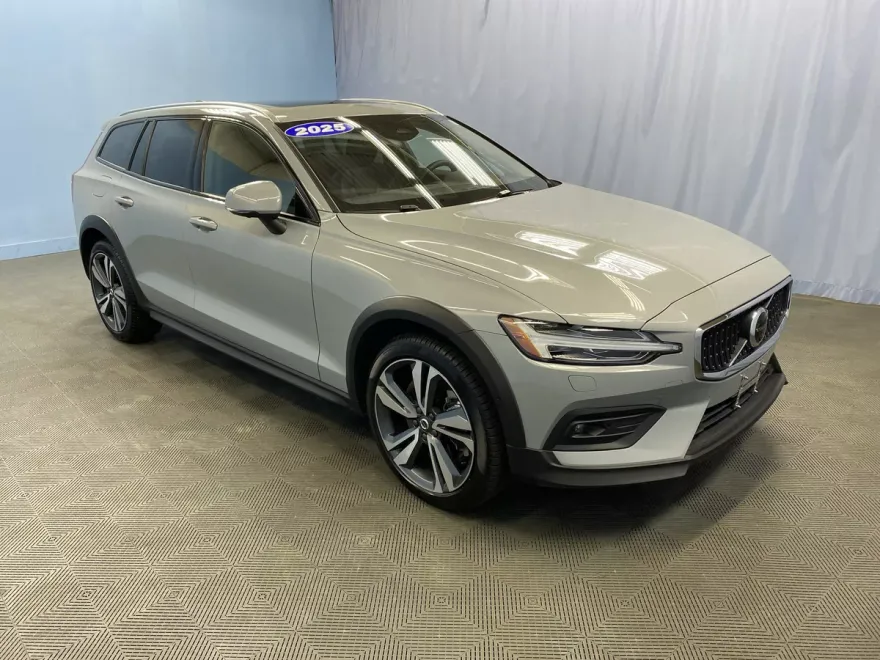 2025 Volvo V60 Cross Country Plus photo 1