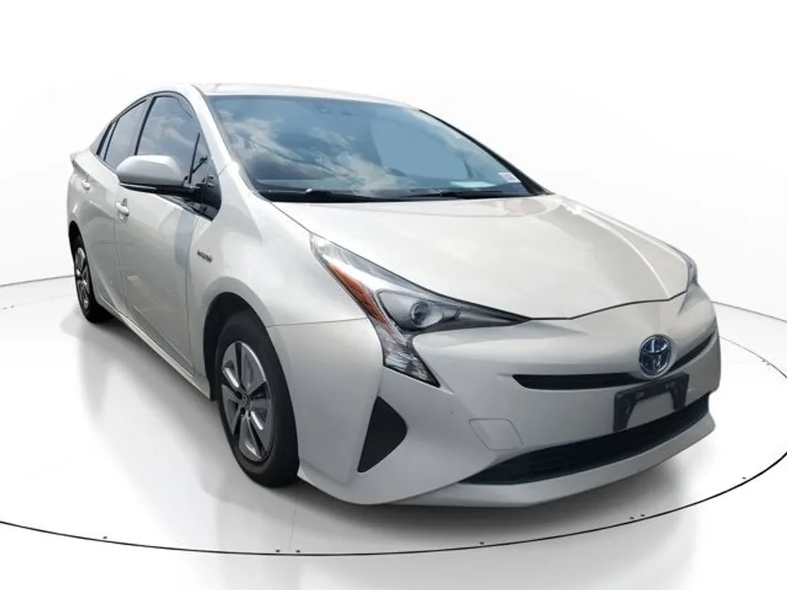 2016 Toyota Prius Four photo 1