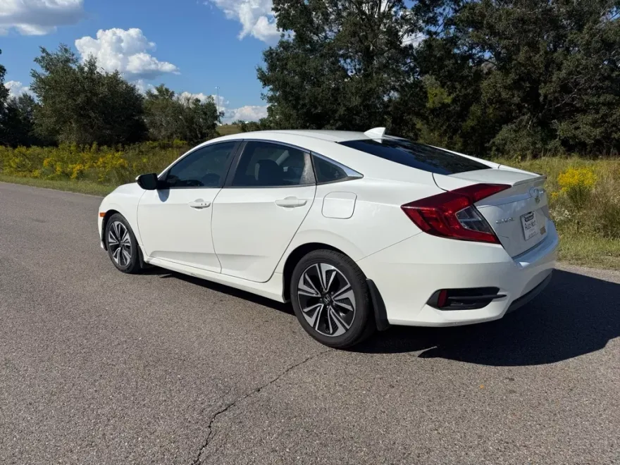 2018 Honda Civic EX-L photo 1