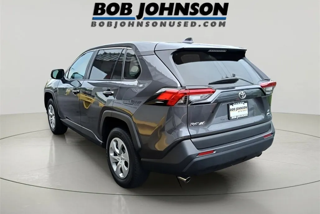 2022 Toyota RAV4 LE photo 1