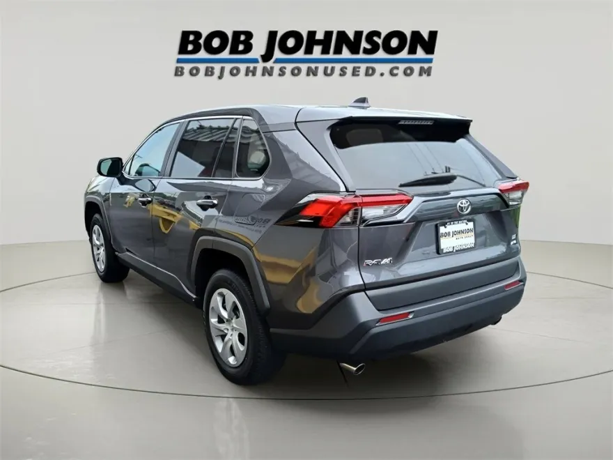 2022 Toyota RAV4 LE photo 1