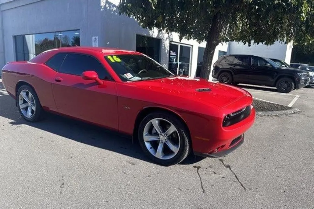 2016 Dodge Challenger SXT Plus photo 1