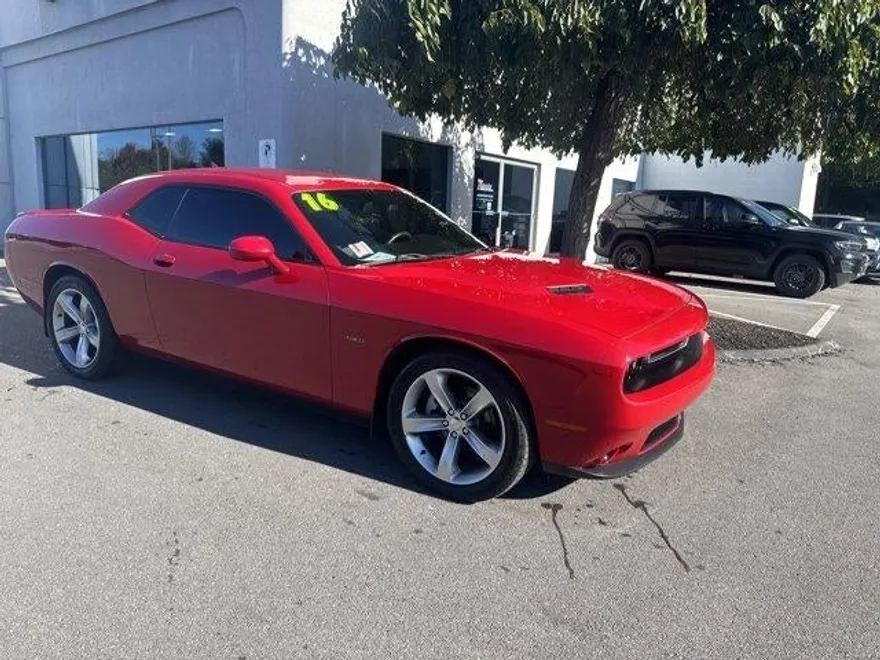 2016 Dodge Challenger SXT Plus photo 1