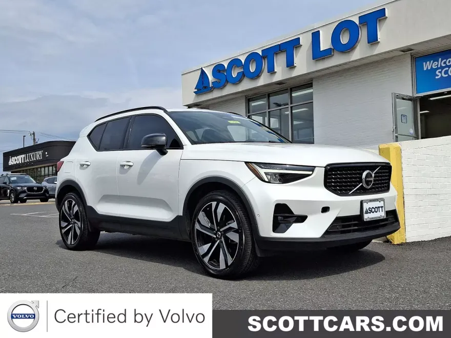 2023 Volvo XC40 AWD Plus photo 1
