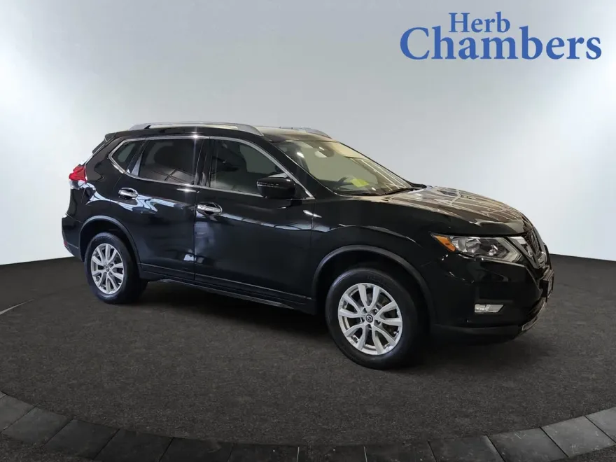 2017 Nissan Rogue SV photo 1