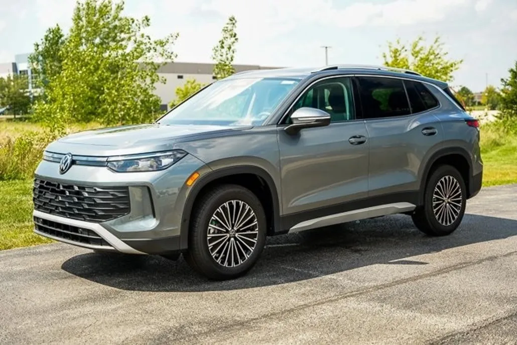 2025 Volkswagen Tiguan S photo 1