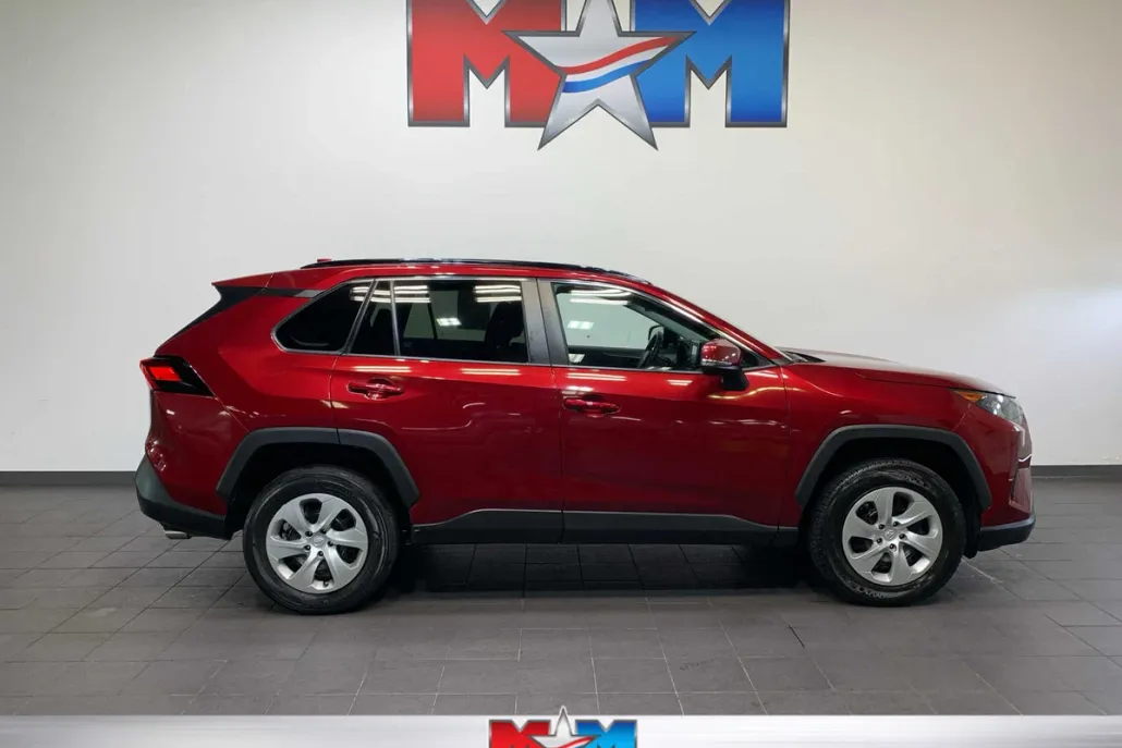 2021 Toyota RAV4 LE photo 1