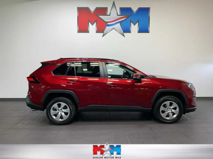 2021 Toyota RAV4 LE photo 1