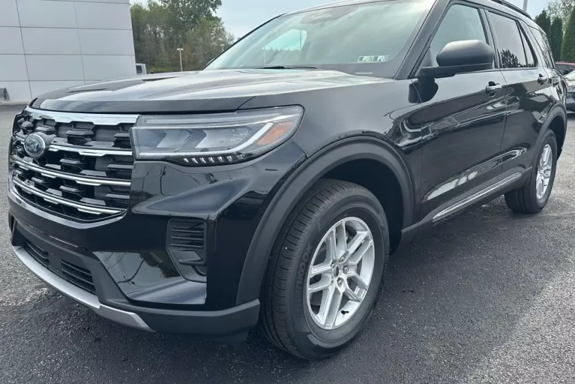 2025 Ford Explorer photo 1