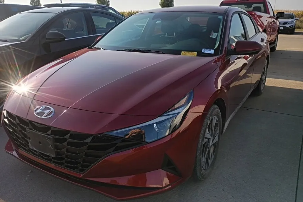2023 Hyundai Elantra SEL photo 1