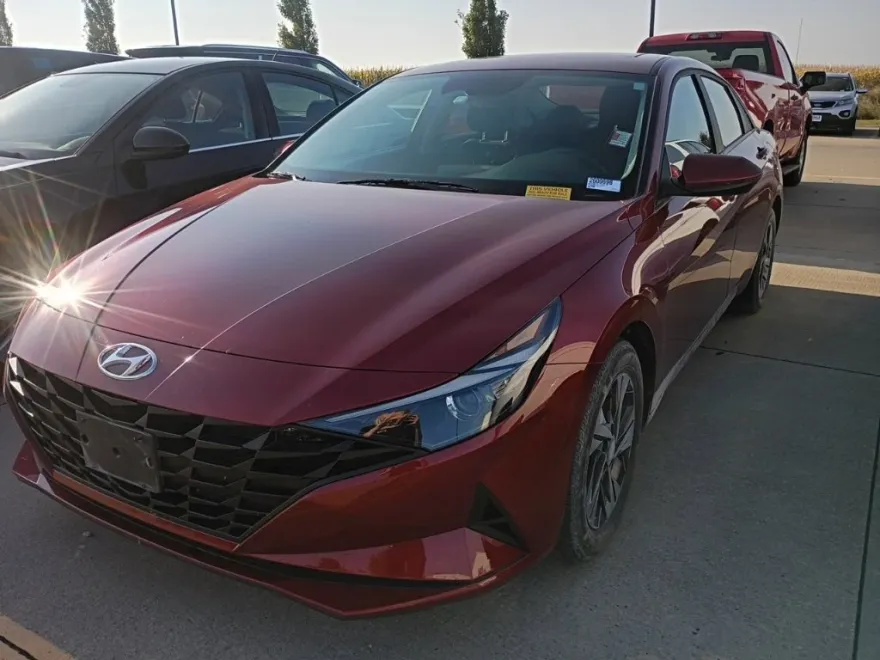 2023 Hyundai Elantra SEL photo 1