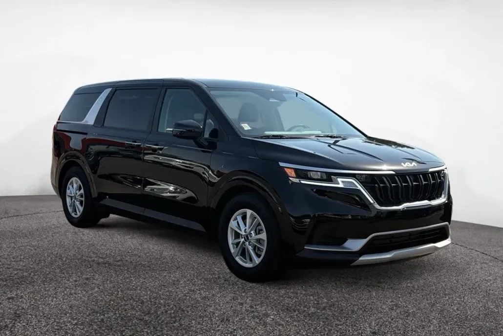2024 Kia Carnival LX photo 1