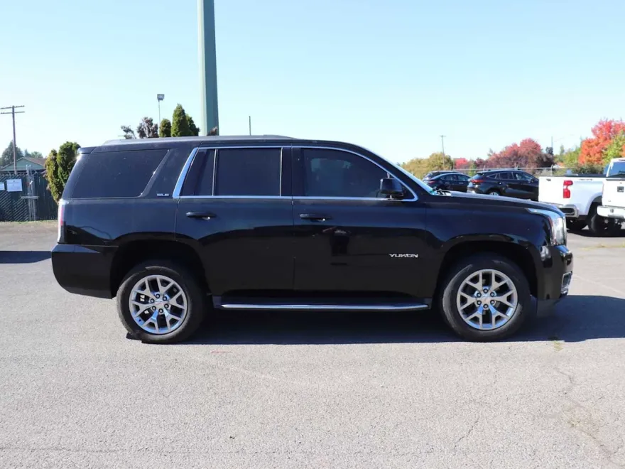 2017 Gmc Yukon SLE photo 1