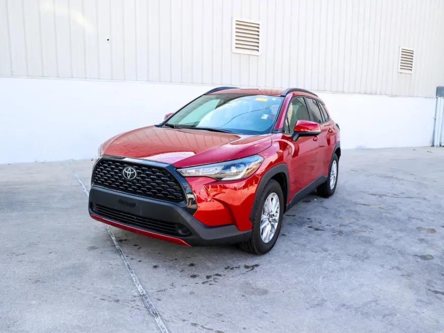 2023 Toyota Corolla Cross LE photo 1