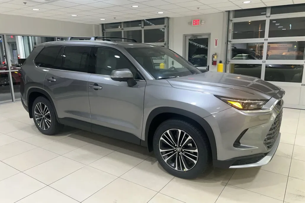 2026 Toyota Highlander Platinum Hybrid photo 1