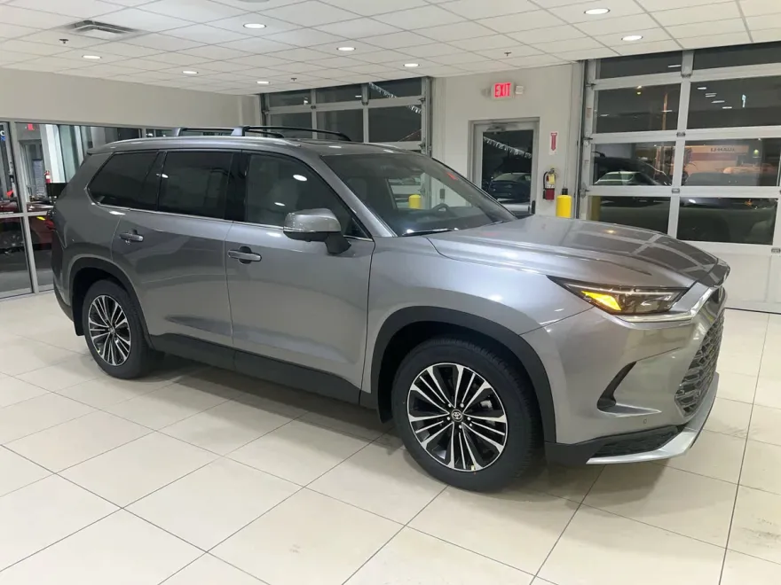 2026 Toyota Highlander Platinum Hybrid photo 1