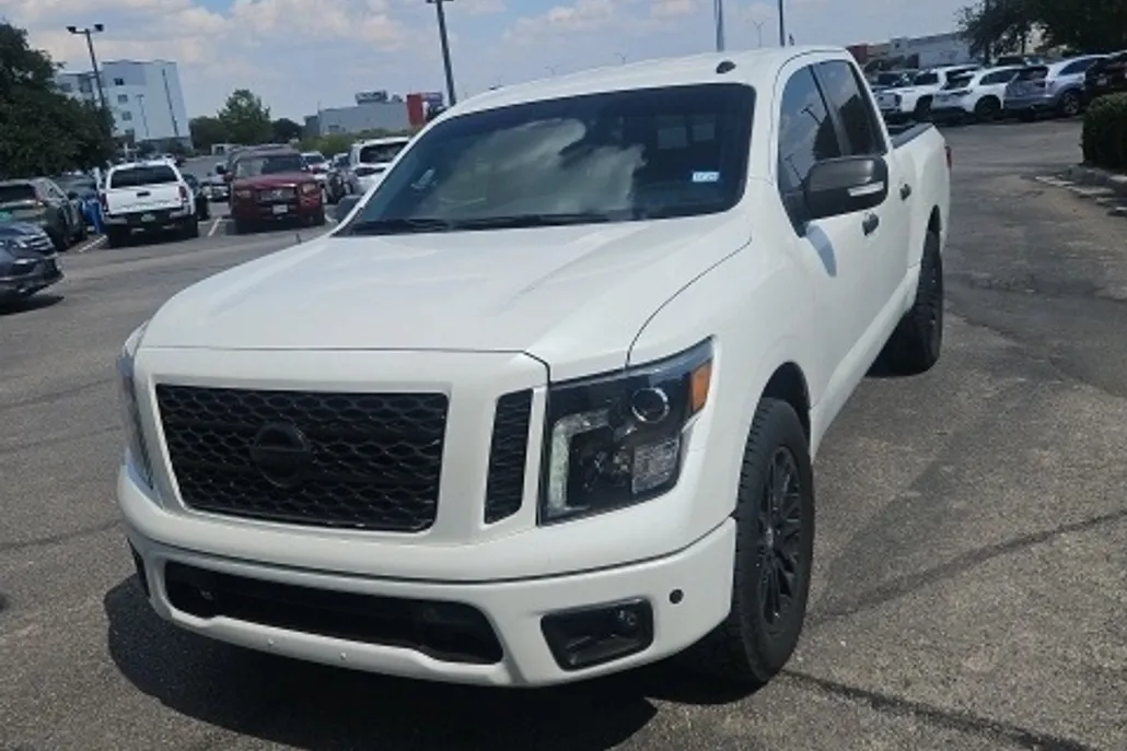 2019 Nissan Titan SV photo 1