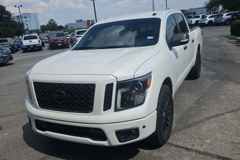 2019 Nissan Titan SV photo 1