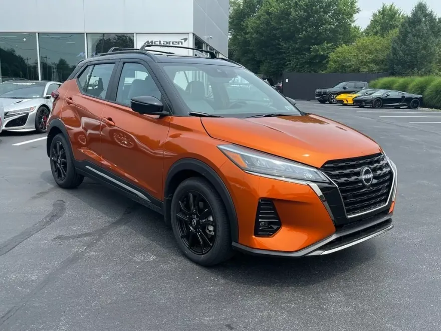 2023 Nissan Kicks SR photo 1