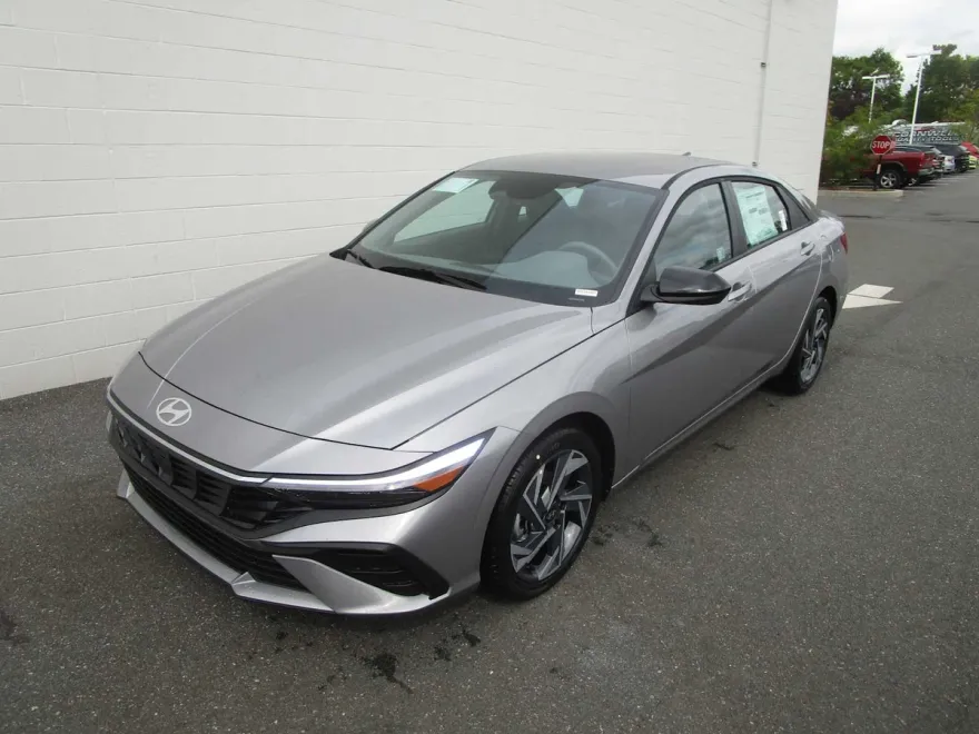 2025 Hyundai Elantra SEL Sport photo 1
