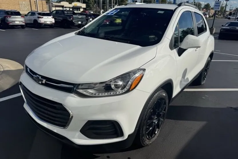 2022 Chevrolet Trax LT photo 1
