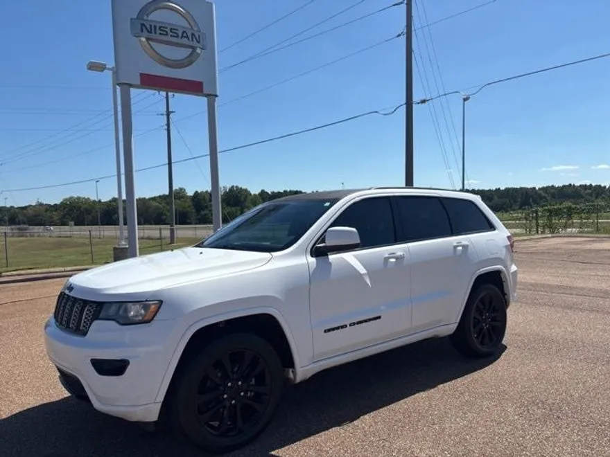 2017 Jeep Grand Cherokee Altitude photo 1