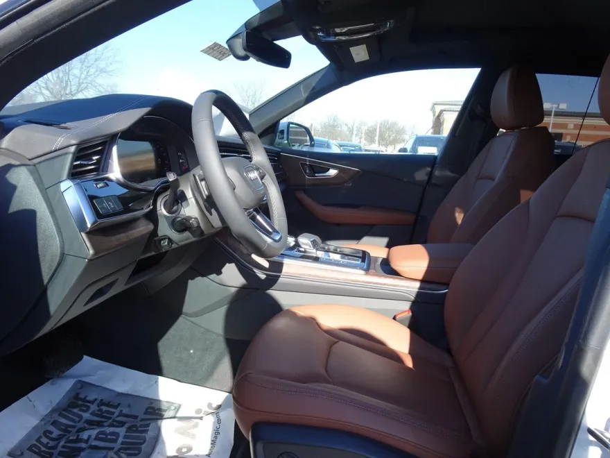 2025 Audi Q8 55 Premium Plus photo 4