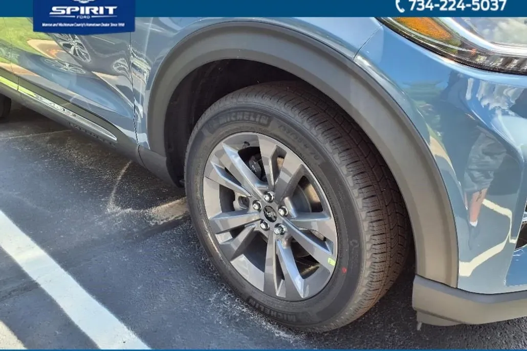 2025 Ford Explorer photo 1