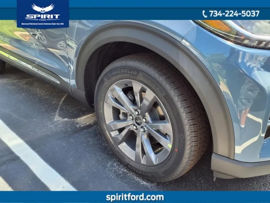 2025 Ford Explorer photo 1