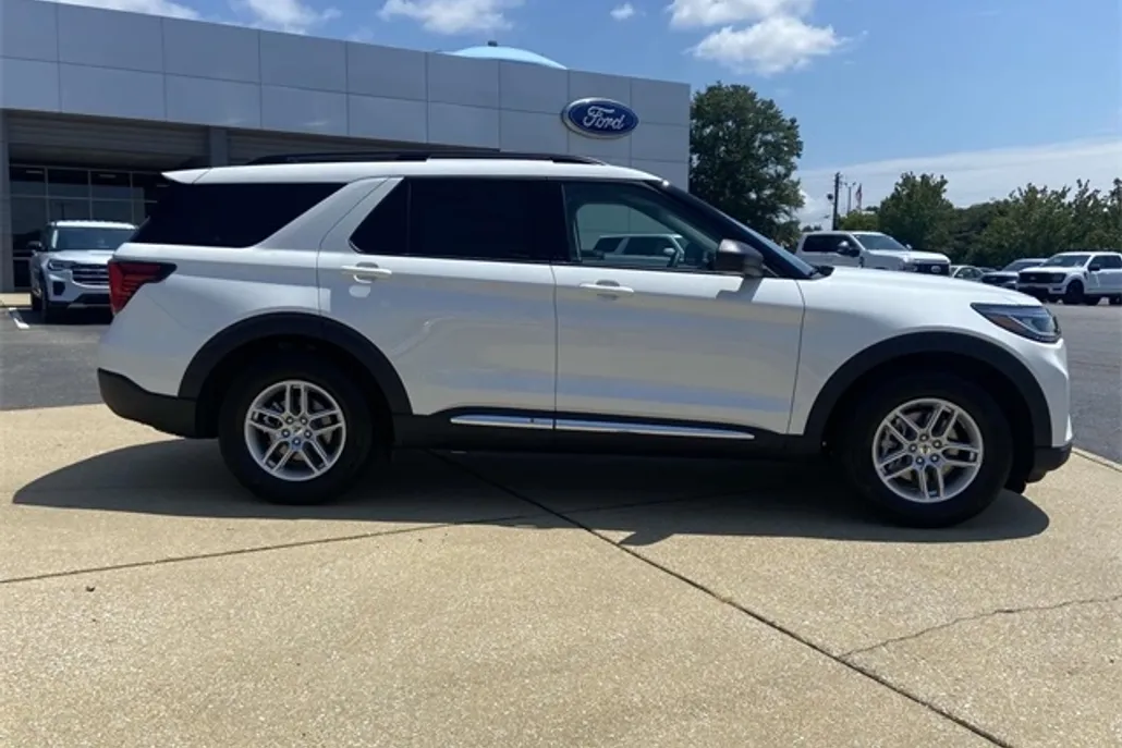2025 Ford Explorer photo 1