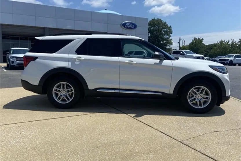 2025 Ford Explorer photo 1