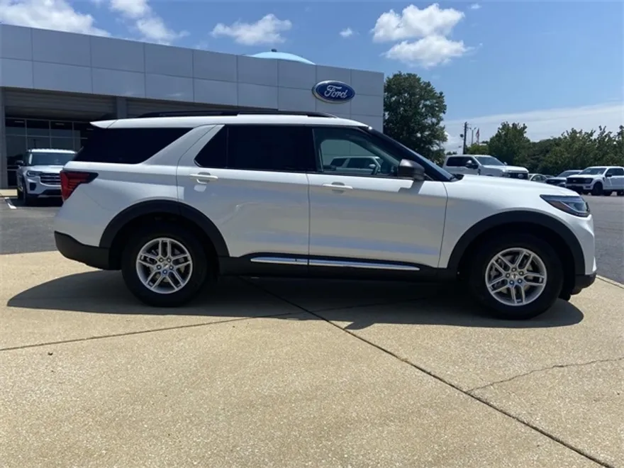 2025 Ford Explorer photo 1