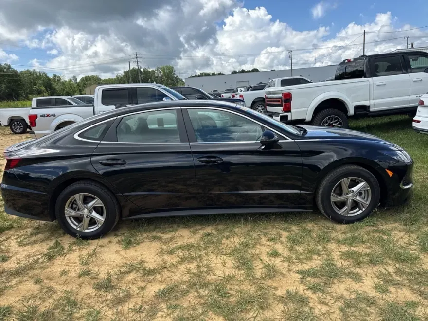2022 Hyundai Sonata SE photo 1