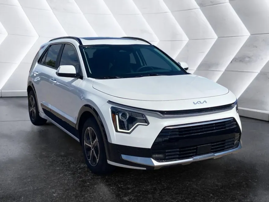 2025 Kia Niro SX photo 1