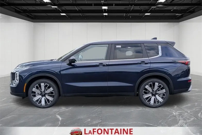 2025 Mitsubishi Outlander SE photo 1