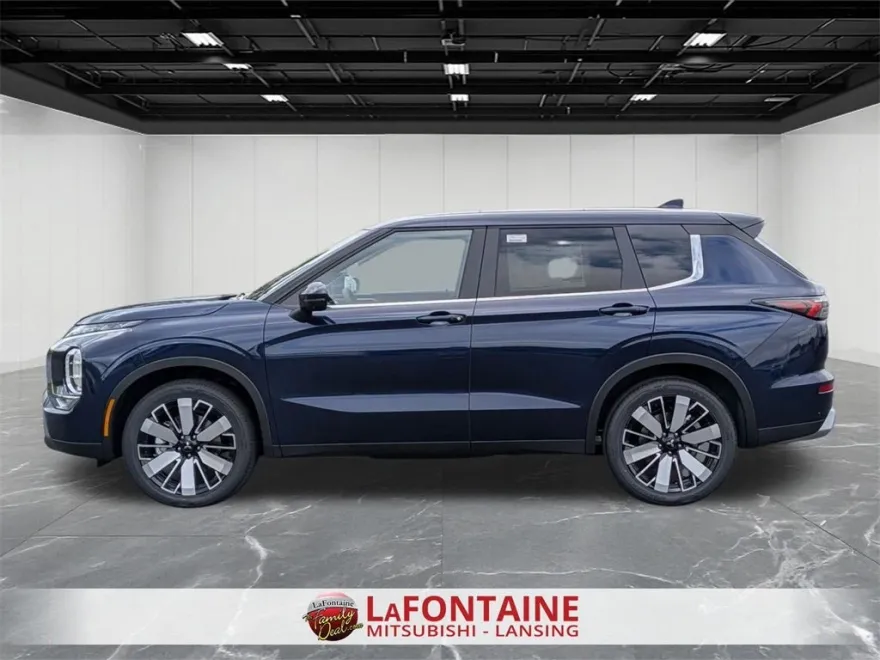2025 Mitsubishi Outlander SE photo 1