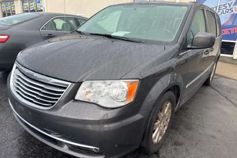 2016 Chrysler Town & Country Touring photo 1