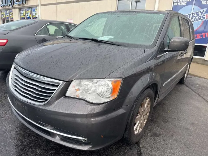 2016 Chrysler Town & Country Touring photo 1