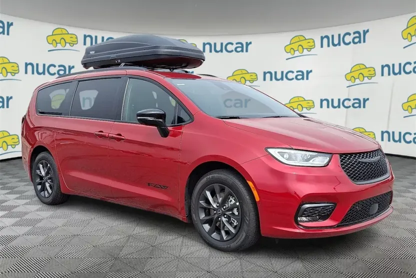 2021 Chrysler Pacifica Touring photo 2