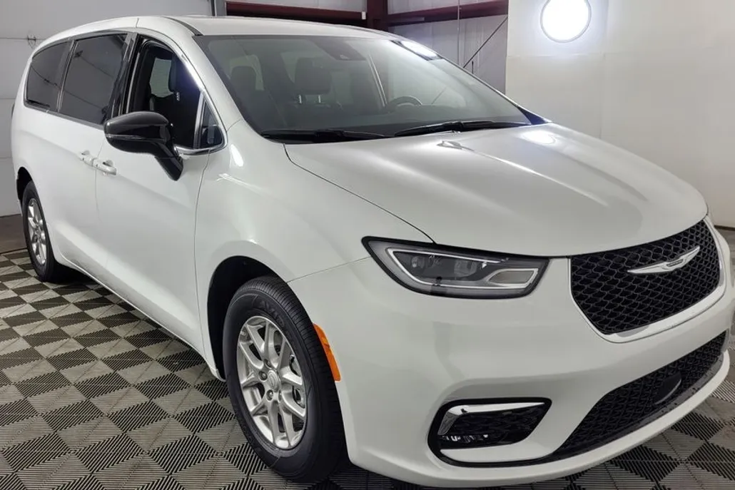 2026 Chrysler Pacifica photo 1