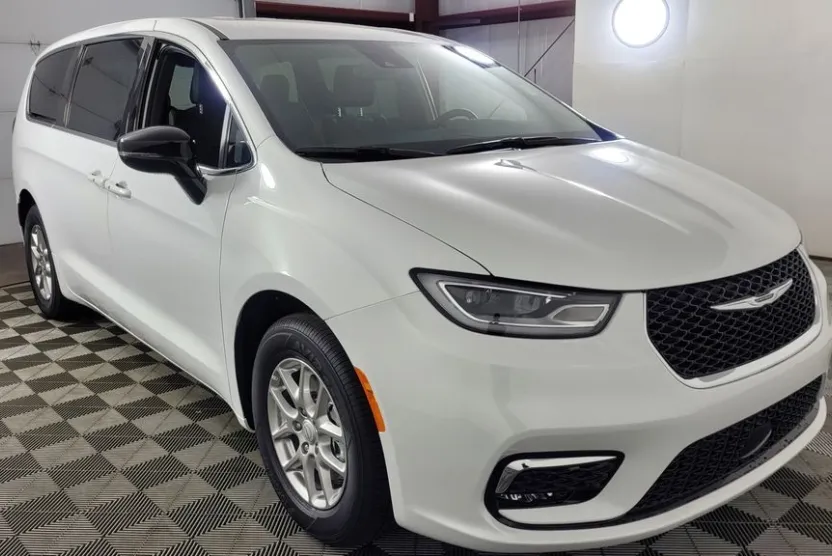 2026 Chrysler Pacifica photo 1