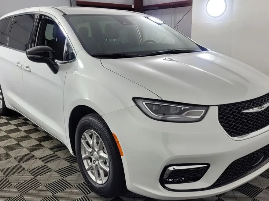 2026 Chrysler Pacifica photo 1