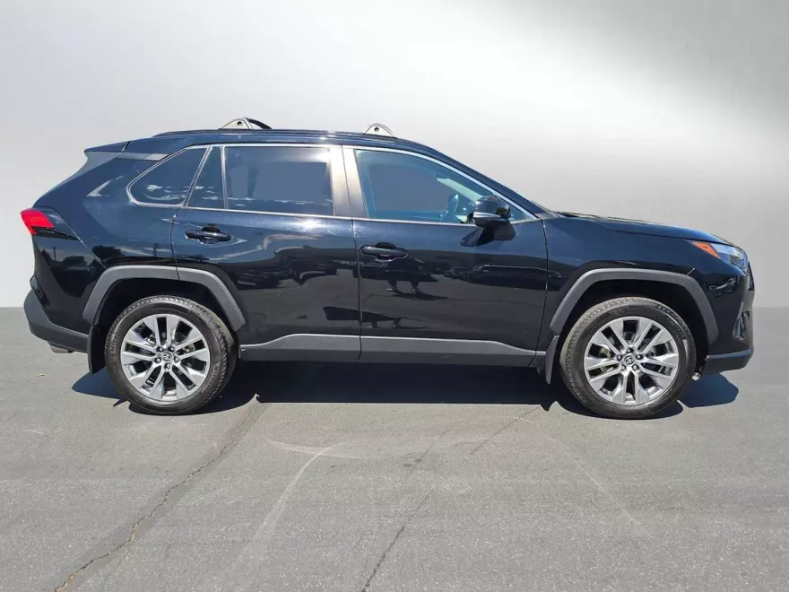 2022 Toyota RAV4 XLE Premium photo 1
