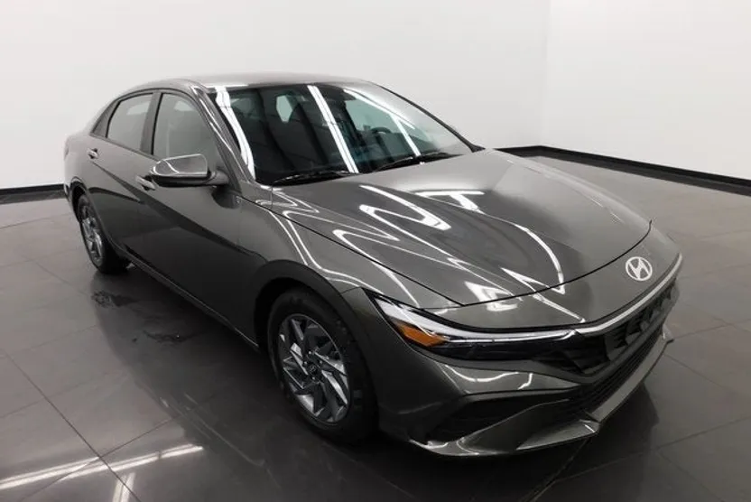 2024 Hyundai Elantra SEL photo 1