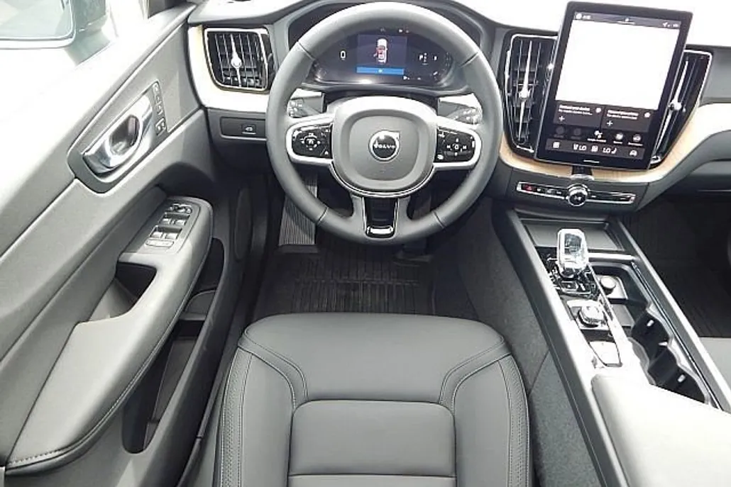 2026 Volvo XC60 B5 Plus photo 1