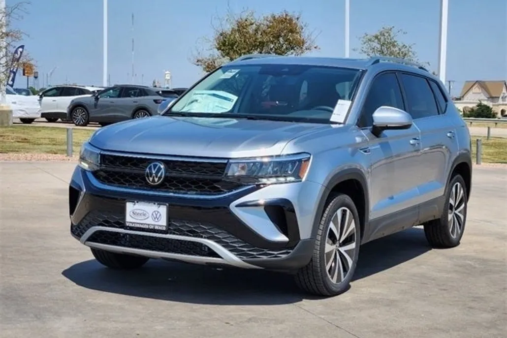 2024 Volkswagen Taos SE photo 1
