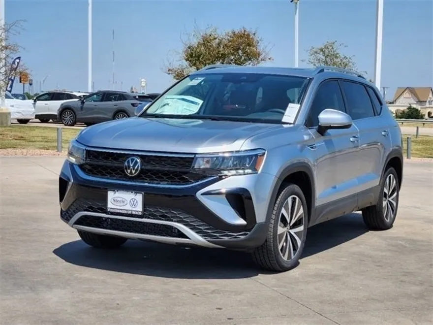 2024 Volkswagen Taos SE photo 1
