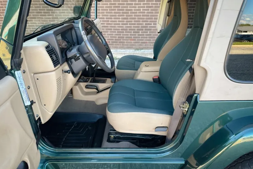 1999 Jeep Wrangler Sahara photo 1