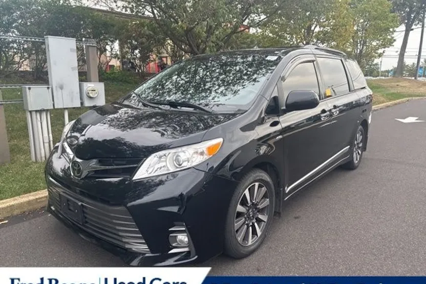 2020 Toyota Sienna XLE photo 1