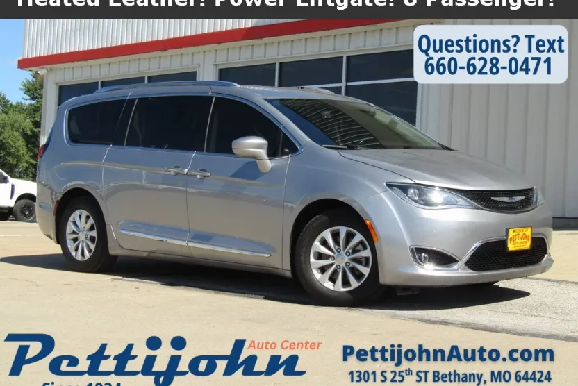 2019 Chrysler Pacifica Touring L photo 1